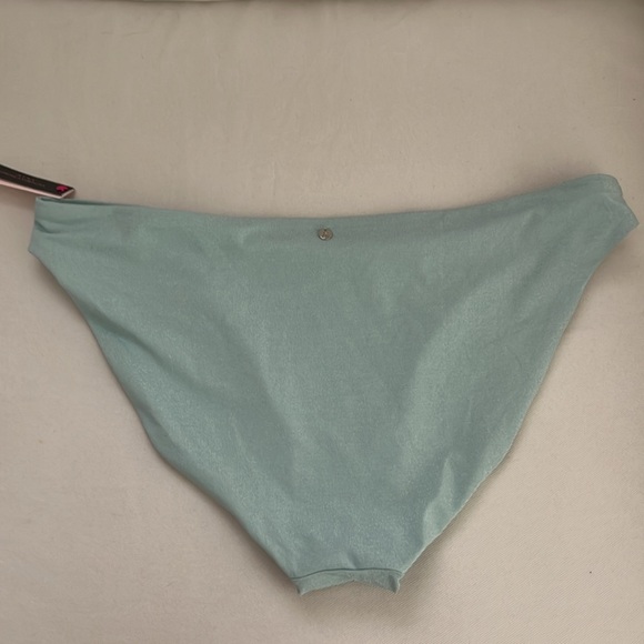 Victoria Secret - Picture 2 of 4